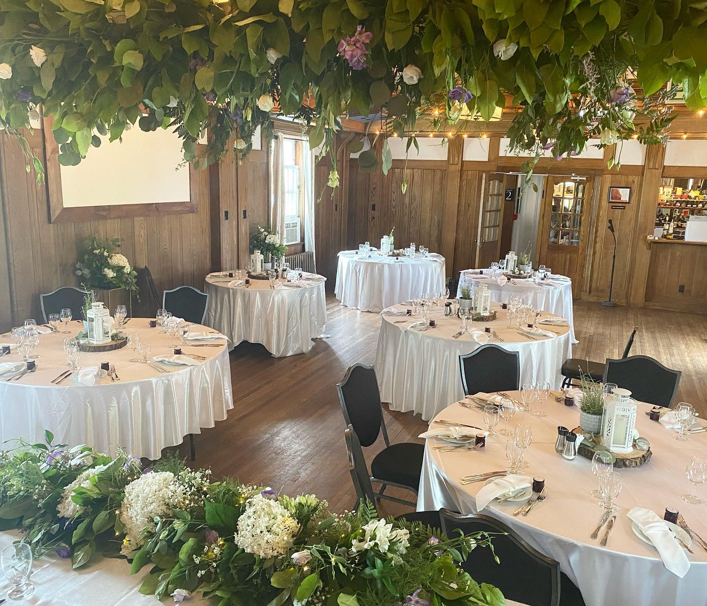 Stevenson-Inn-and-spa-banquet-hall-flowers